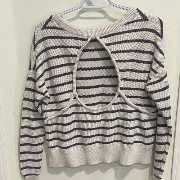 (2) RipCurl Sweater - Picture 3 of 3
